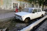 Машины на газон не ставить!